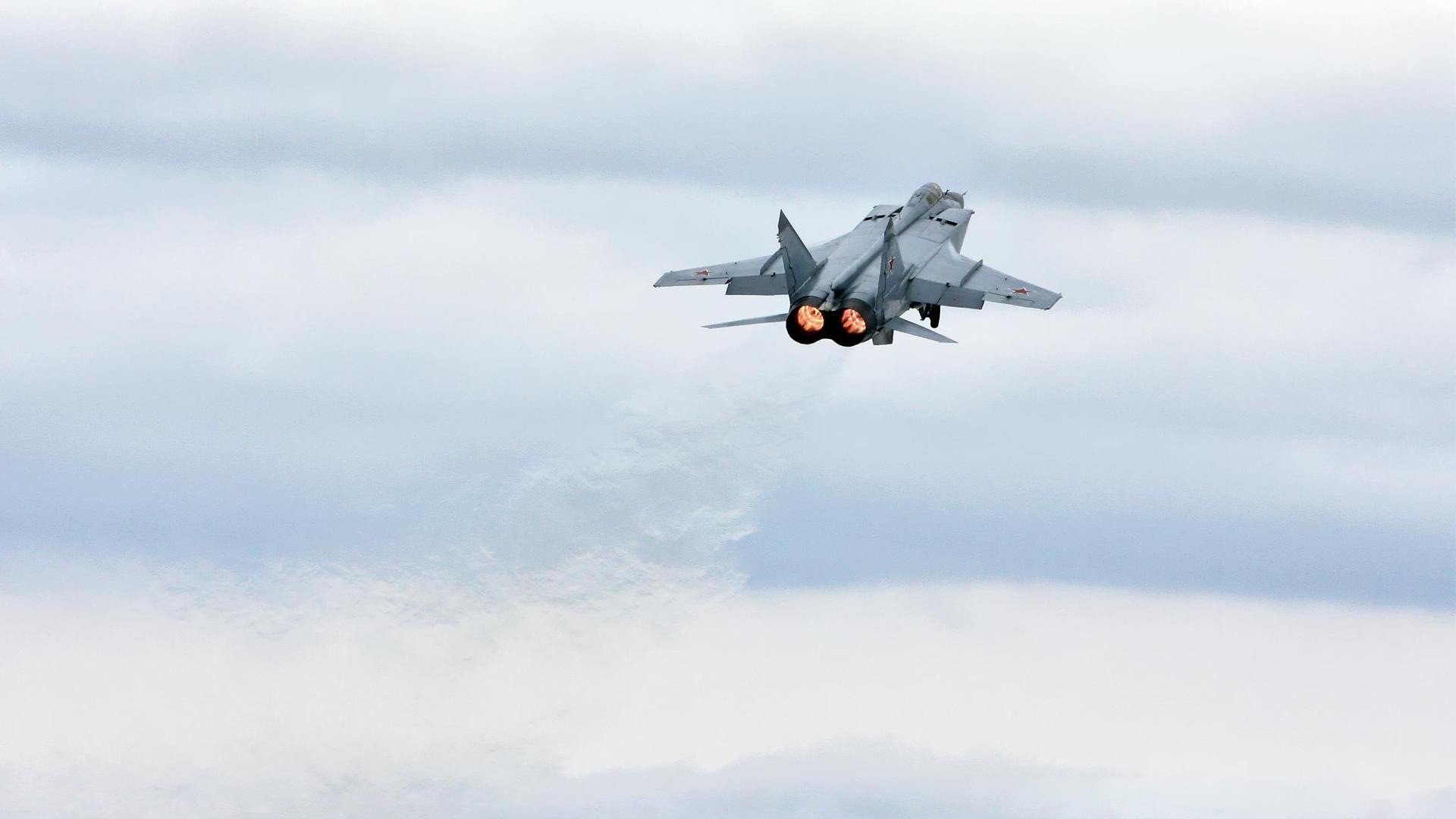 当凯恩连续破门拯救拜仁，国际米兰用团队意志击沉皇马