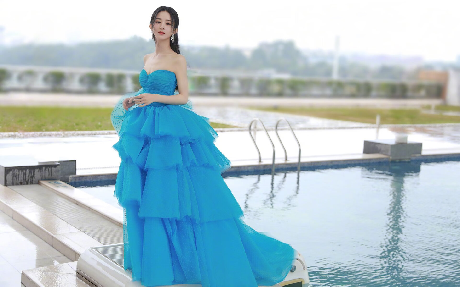 刹车点上的阿拉巴，2025 F1揭幕战夜与一粒尘埃的战争